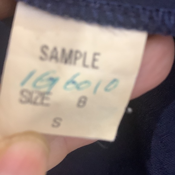 Like new🌸VTG 90’ Beautiful buttons down blouse in navy blue jacquard - Picture 7 of 11